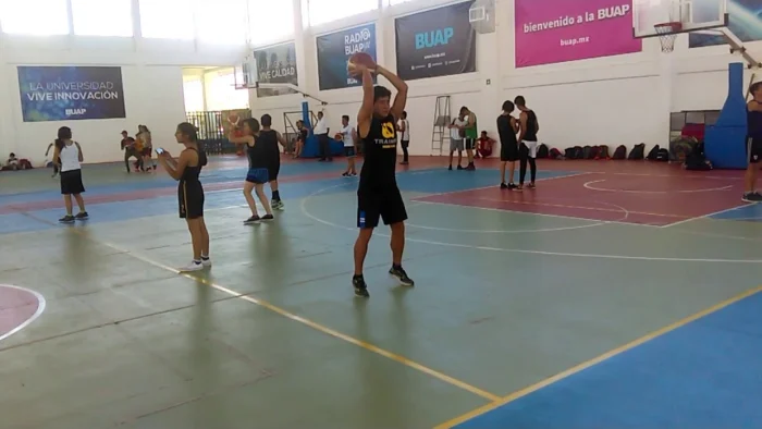 Cuando Usar el Pase por Encima de la Cabeza e1733892299412